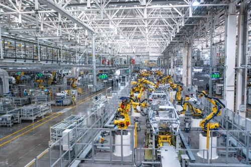 山城重慶見證“中國速度” 超級工廠30秒下線一臺車，水草打撈船守護碧水清波